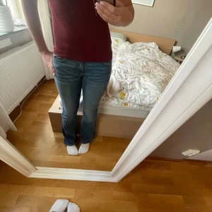 Blå bootcut jeans med låg midja - Säljer dessa assnygga lågmidjade bootcut jeansen då dem inte kommer till användning. Dom har en fin fickdesign och är lite tvättade framtill. Passar till mycket olika kläder! 💗 skriv för fler bilder eller frågor, pris kan diskuteras 💗