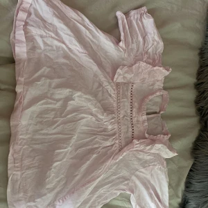 Rosa gullig blus - Jätte fin blus som e perfekt för skolavslutning/sommaren, alldeles ny och har inte kommit till andvändning, storlek 146-152