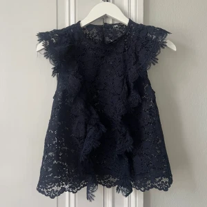 Zara spetstopp  - Superfin topp från Zara i spets.