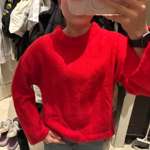 Röd tröja från Gina Tricot - Säljer en härlig röd tröja från Gina Tricot. Tröjan har en enkel design med långa ärmar. Passar bra till både jeans och kjol. 