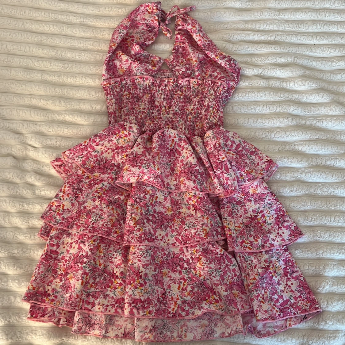 Rosa mönstrad klänning med volanger - 3