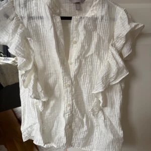 Blus från Hm - Vit blus från HM, används några gånger men i väldigt fint skick! Storlek Xs men funkar på mig som brukar ha S☺️