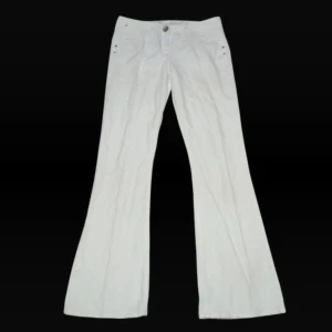 Vita bootcut byxor - Snygga vita bootcut jeans med låg midja, säljer på grund av att de är förstora för mig!❤️😊