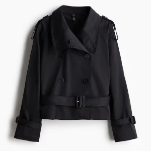 Svart trenchcoat med bälte - Snygg & populär svart trenchcoat med dubbelknäppning och bälte i midjan från H&M. Helt slutsåld med alla prislappar kvar 