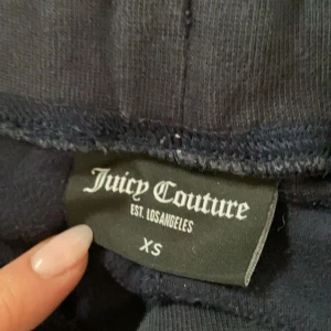 Juicy Couture mjukisbyxor - Supersnygga, mörkblåa Juicy byxor💕💕 Använda ganska mycket men inga direkt defekter