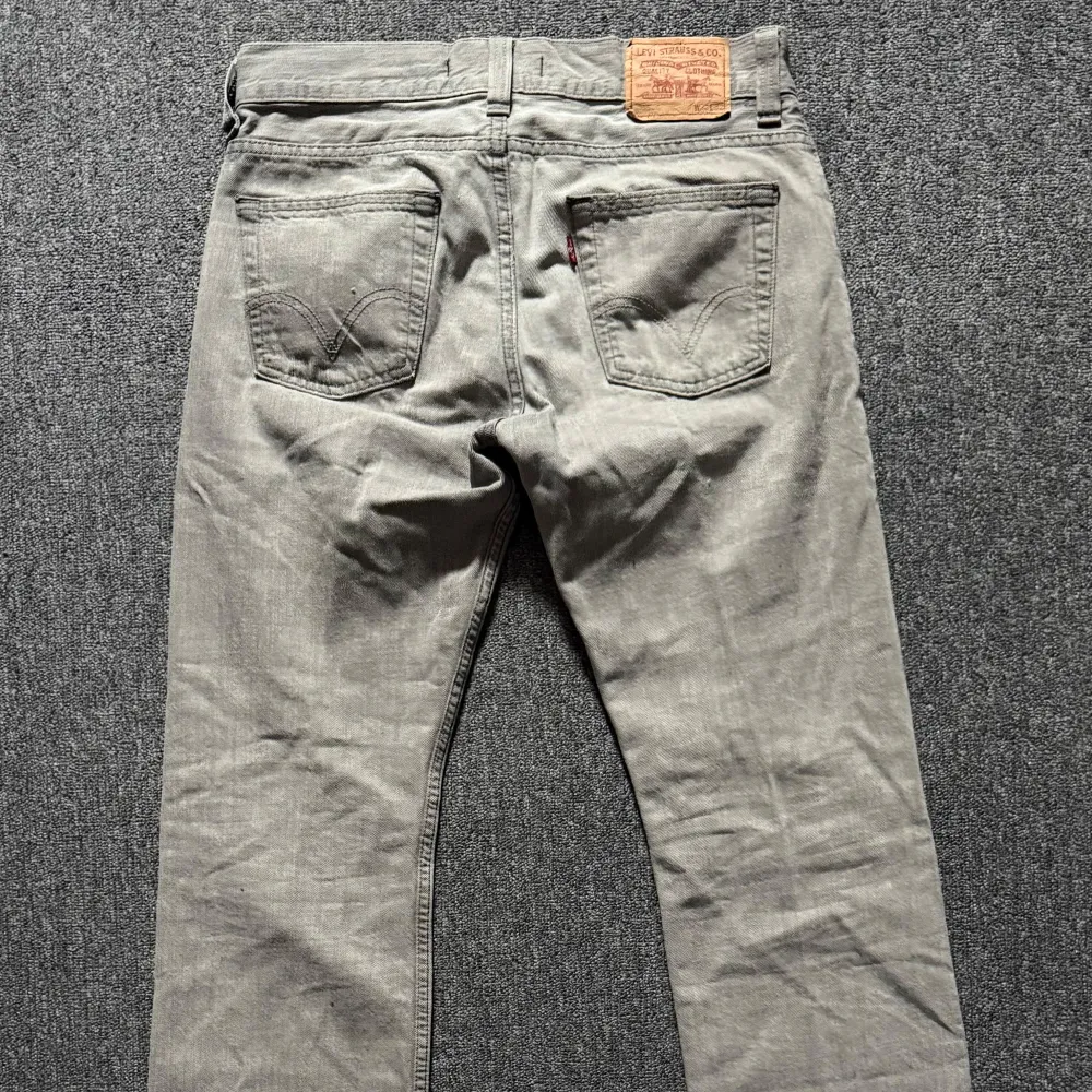 Snygga grå Levis 506 jeans med klassisk femficksdesign och knappgylf. Dom är aldrig använd 10/10. Stolen W32 L32. . Farkut & Housut.