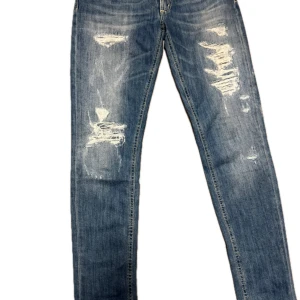 Dondup jeans - Säljer dessa feta Dondup jeans med otroligt feta slitningar. Dessa jeans är perfekta för sommaren och utöver de är de sprillans nya. Hör av er vid funderingar // maxi