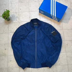 Replay bomberjacka perfekt för våren🍃🌼 - Snygg blå bomberjacka från Replay med dragkedja och ribbade muddar. Jackan är nästan helt ny. Den är nästan aldrig använd eftersom den var lite för liten.