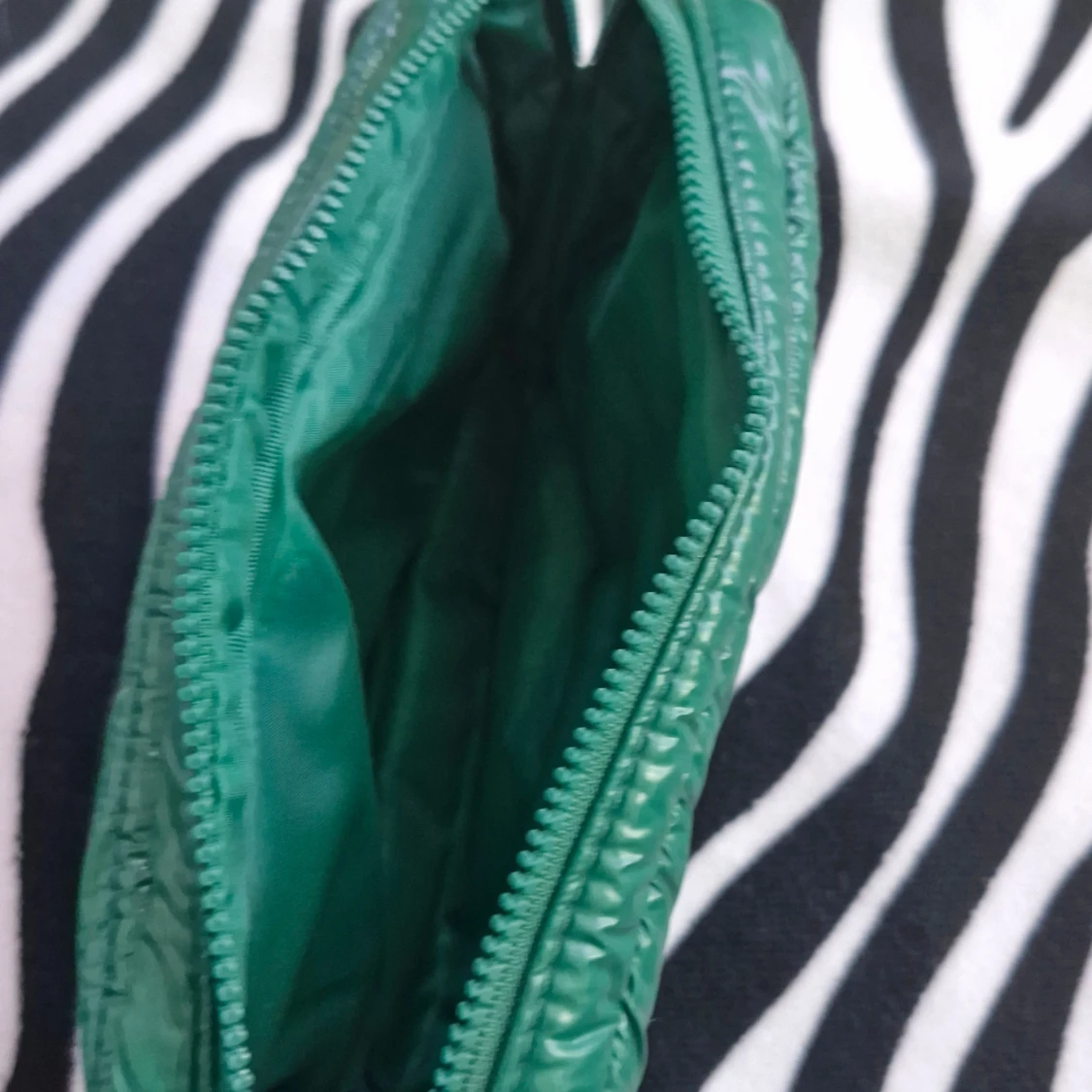 Grön necessärväska från Lyko - 2