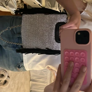 Limited edition Glittrig Maje väska🩷 - Limited edition Maje väska med glitter på ena sidan💘 Båda axelrems banden ingår. Skriv för fler bilder🌸💗Kan kanske gå ner i pris!