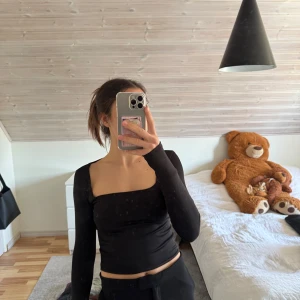 Svart långärmad topp - Snygg svart långärmad topp med en tight passform.