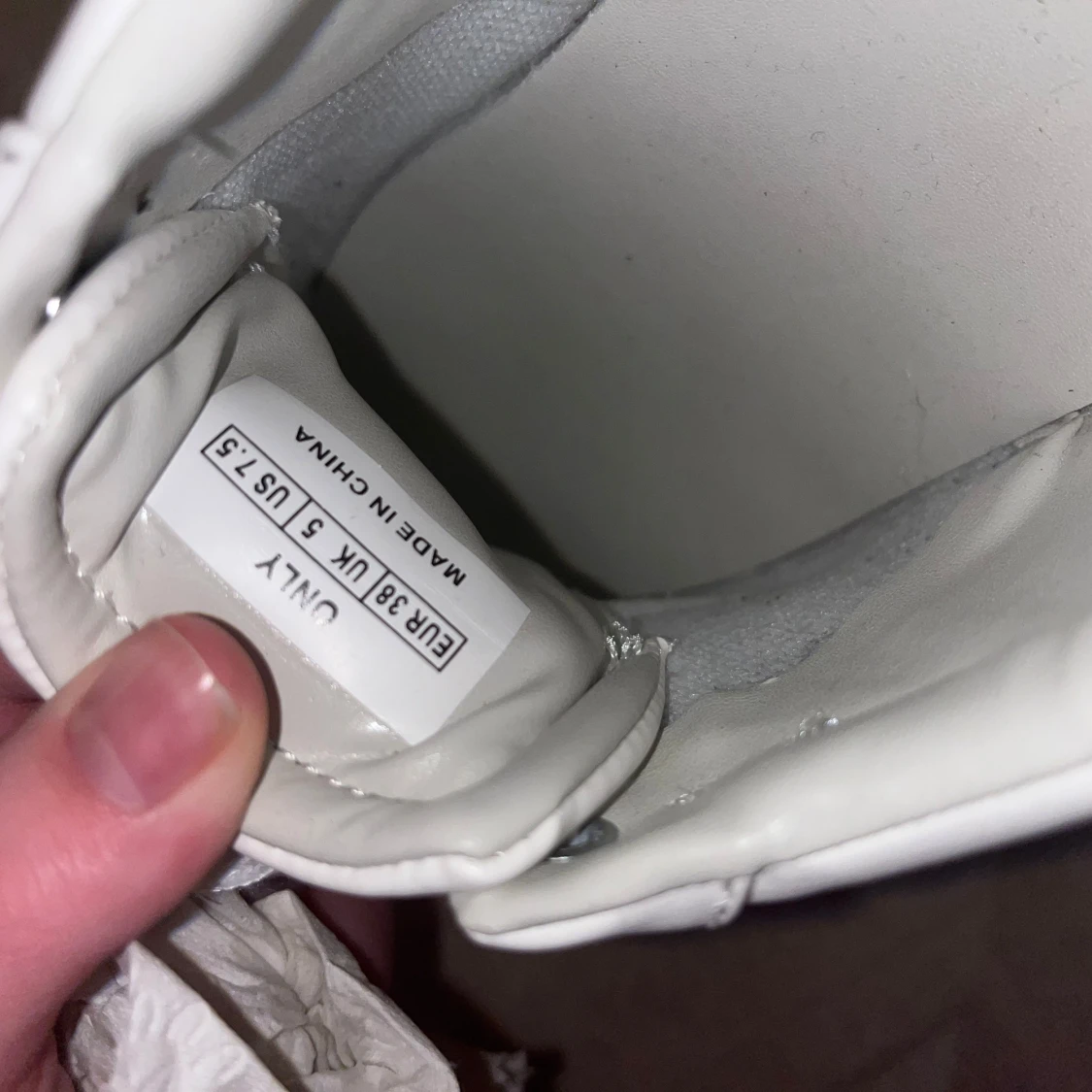 Vita sneakers från ONLY med silverdetaljer - 3