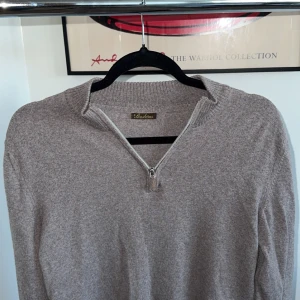 Beige Halfzip från Stenströms - Säljer en stilren beige tröja från Stenströms. Storleken är medium men sitter som en small! Tveka inte på att höra av dig vid funderingar!