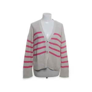 Beige och rosa randig kofta - Säljer en mysig beige kofta med rosa ränder. Koftan har en v-ringad design och knappar framtill. Perfekt för en avslappnad stil.