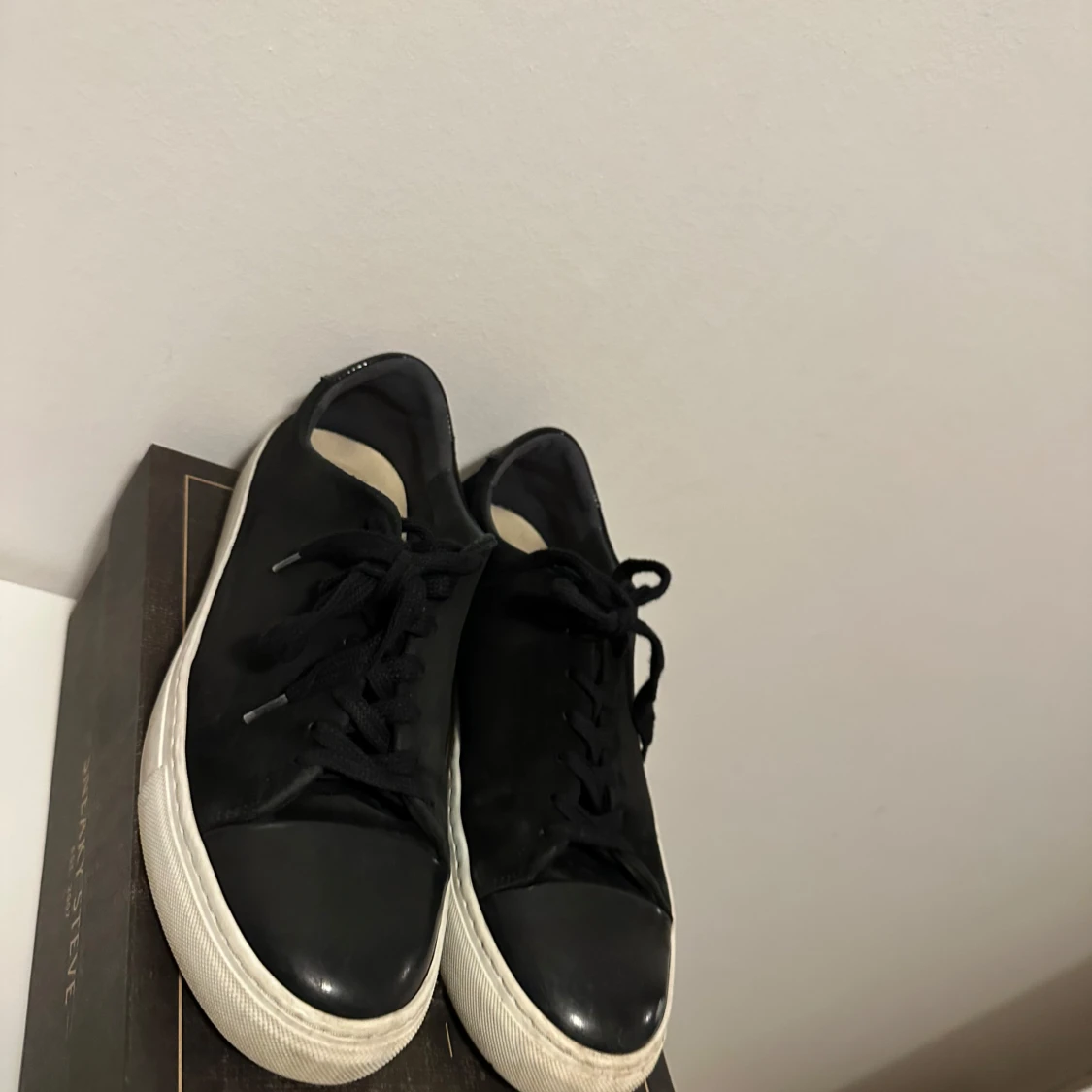 Svarta sneakers från Sneaky Steve - 2