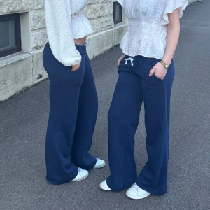 Lågmidjade mjukisbyxor - Lågmidjade marinblå mjukisbyxor. Tillgängliga storlekar: S-short, S-regular, M-short, M-regular, M-tall, M-xtall.🤍