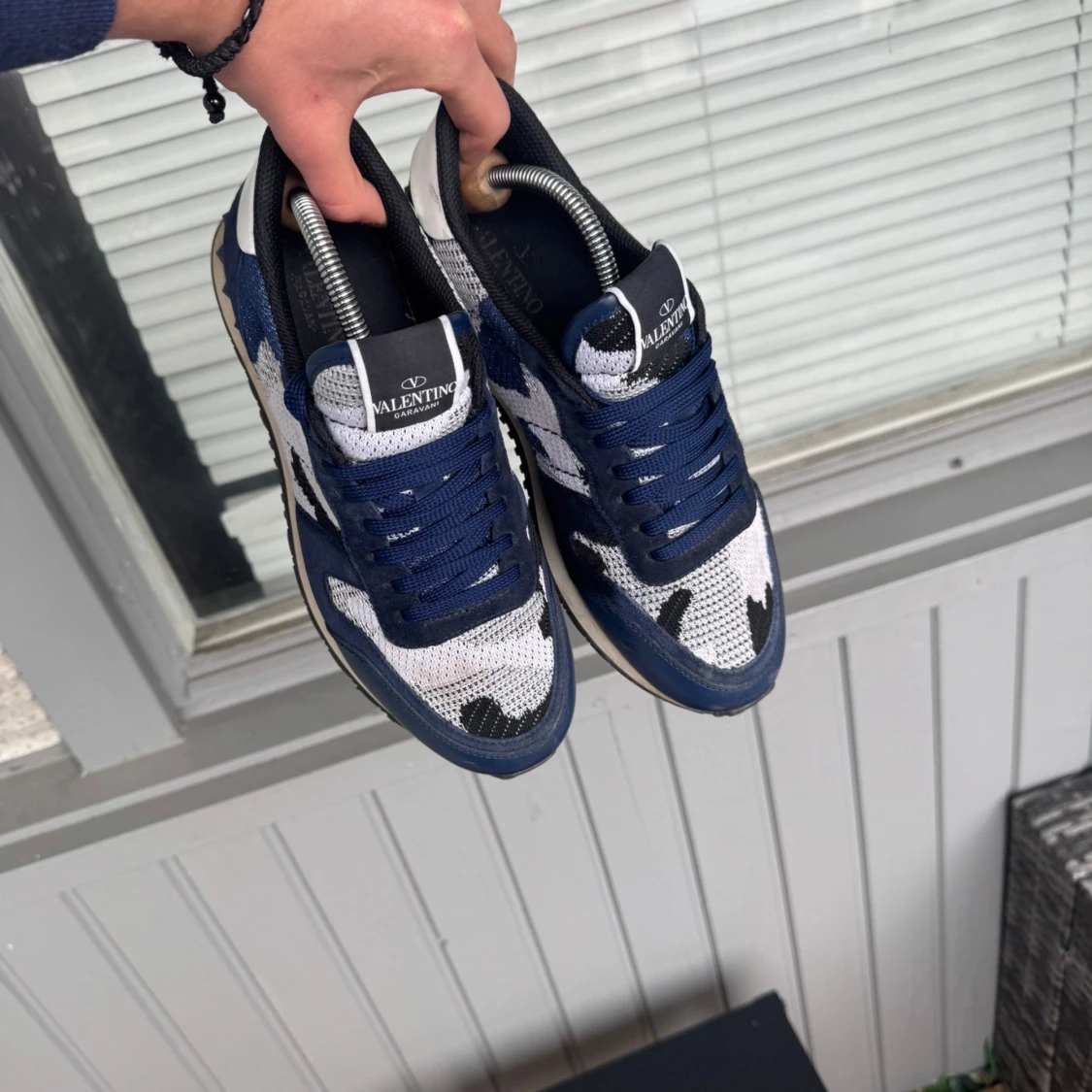 Valentino sneakers i blått och vitt - 1