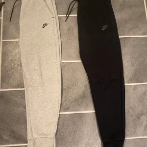 Nike Tech Fleece byxor  - Säljer dessa två nike tech fleece byxorna i mycket bra skick för 800, Nypris strax över 1000/st