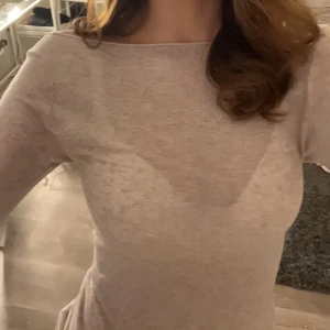 Vit långärmad topp - Säljer en stilren vit långärmad topp med en enkel och elegant design. Perfekt för att matcha med olika outfits. Toppen har en mjuk och bekväm passform.