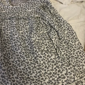 Vit blommig blus  - Vit blus från mango,storlek 164 med volanger