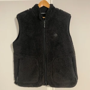 J Lindeberg väst  - Tjena jag säljer nu en J.Lindeberg väst i storlek L, men den sitter mer som en M. Västen är i mycket fint skick (8/10) och har knappt använts. Nypriset var ca 1200 kr, men jag är osäker på om den ens säljs längre.  Perfekt att ha nu till våren – stilren, bekväm och lätt att matcha!  Skicka ett meddelande om du vill ha fler bilder eller har några frågor.