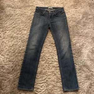 Acne jeans - Säljer dessa riktigt snygga acne jeans med en skön fade. De är i bra skick 9/10 Inga defekter. De sitter slim fit och är i storlek 28/32. Skriv gärna över frågor och funderingar, priset kan diskuteras.