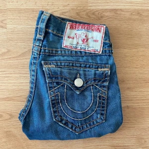True Religion Jeans Ricky Super T - !skicka bud för snabb affär! Feta true religion jeans, Ricky super t,  storlek 30 i bra skick. Mini heel drag, Skriv om du undrar någonting 📲
