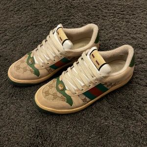 Gucci Screener - SKICKA BUD!!! Intressekoll på mina gucci screener sneakers. Väldigt sällsynta skor här i Sverige och speciellt i lika bra skick. Storlek 43. Extremt bekväma samt lite mer chunky vilket gör att de passar perfekt till lite lösare jeans. Låda och tillbehör finns!