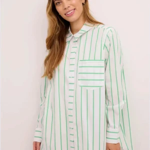 Vit och grön randig skjorta - Snygg vit skjorta med gröna ränder och klassisk krage. Skjortan har en bröstficka och knappar framtill. Perfekt för en stilren look. Från danska culture 