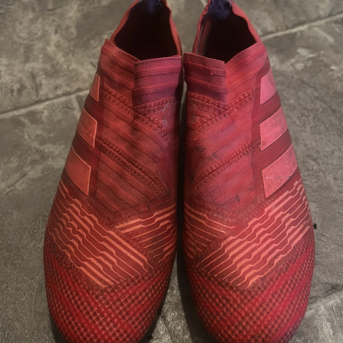 Röda fotbollsskor från Adidas - 2