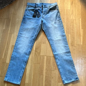 G-Star RAW 3301 Regular Tapered Jeans - Snygga ljusblå jeans från G-Star RAW i modellen 3301 Regular Tapered. Dessa jeans har en klassisk femficksdesign och är tillverkade i stretchig denim för extra komfort. Perfekta för en avslappnad stil.