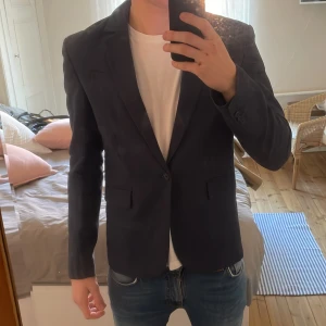 Kavaj från H&M - Mörkblå kavaj från HM i mycket bra skick. Storlek 170, men sitter som en S. På bilden är jag 183cm och väger 74kg och den är lite liten enligt mig.