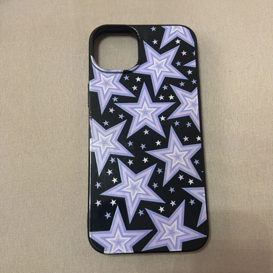 Svart mobilskal med stjärnmönster