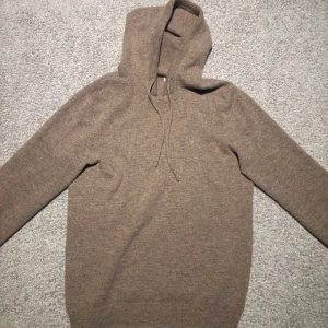 Kashmir hoodie - Beige Kashmir hoodie. Köpt för 1200 i storlek S. Passar xs också 