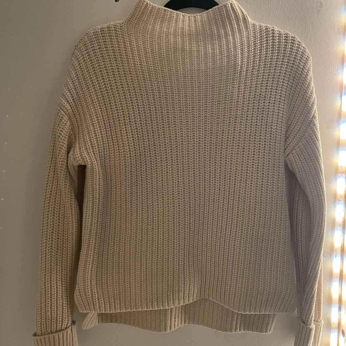 Beige stickad tröja