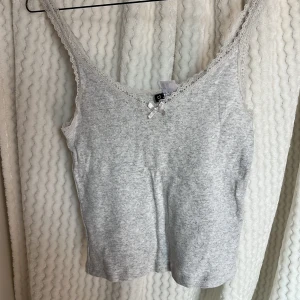 Grå linnetopp från H&M Divided🩶 - Säljer en söt grå linnetopp med små hjärtan från H&M Divided. 🦛