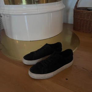 Vagabond skor - Snygga mörkblåa vagabond sneakers med vit sula och snörning. Perfekta för en avslappnad stil. De har en klassisk design som passar till det mesta. Skorna är i storleken 43. 