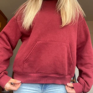 Vinröd hoodie - Säljer en mysig vinröd hoodie med luva från Gina. Perfekt för kyliga dagar och avslappnade stunder. Den har en klassisk passform och är tillverkad i ett mjukt material. Köpt i höstas och säljs då den ej kommer till användning 💕 nypris: 359kr 