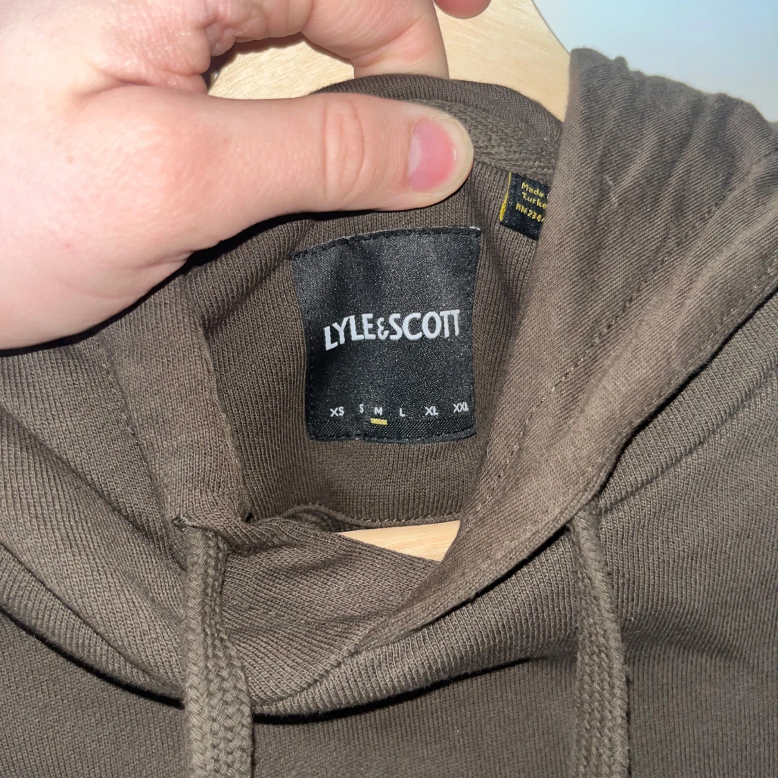 Oliv färgad hoodie från Lyle & Scott - 1