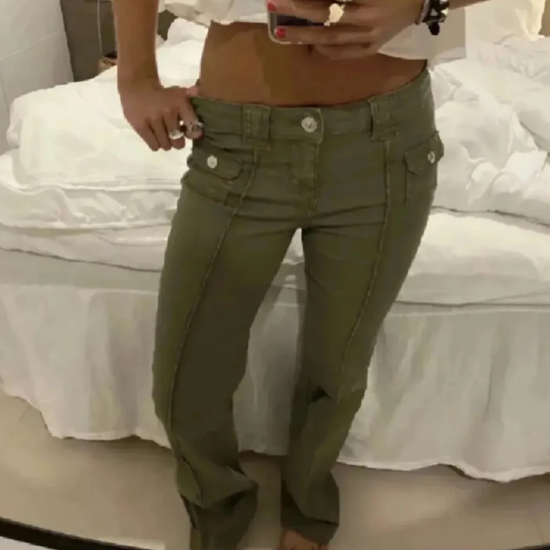 Olivgröna byxor med knappar