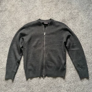 Grå full-zip från H&M  - Säljer en stilren grå full-zip från H&M med dubbelt dragkedja framtill | Storlek: S | Använd ett fåtal gånger men inga defekter | Skick: 9,5/10 | Nypris: 500kr | Mitt pris: 169kr