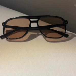 Solglasögon  - Säljer dessa snygga solglasögon för enbart 79kr, passar paret nu till sommaren och nypris ligger runt 200kr!!, helt oanvända, skick 10/10