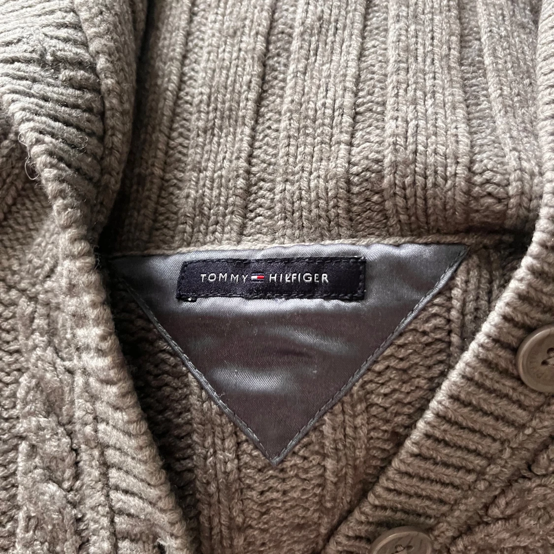 Grå stickad tröja från Tommy Hilfiger - 1