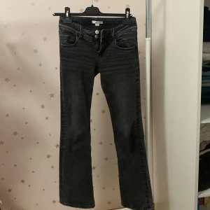 Svarta bootcut jeans med knappar - Säljer jättesnygga svarta lågmidjadw bootcut jeans. Har bara använt den ett par gånger och den är inte vid användning för mig längre.Absolut inga defekter på produkten den är storlek 158 från Young storleken. Passar för dig som har xs/xss. Kontakta mig om du är intresserad❤️❤️