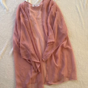 Rosa kimono - Säljer en rosa kimono. Har andvänt den vid ett tillfälle. Mycket fint skick. Skriv vid intresse eller om du har nån fråga! 💕