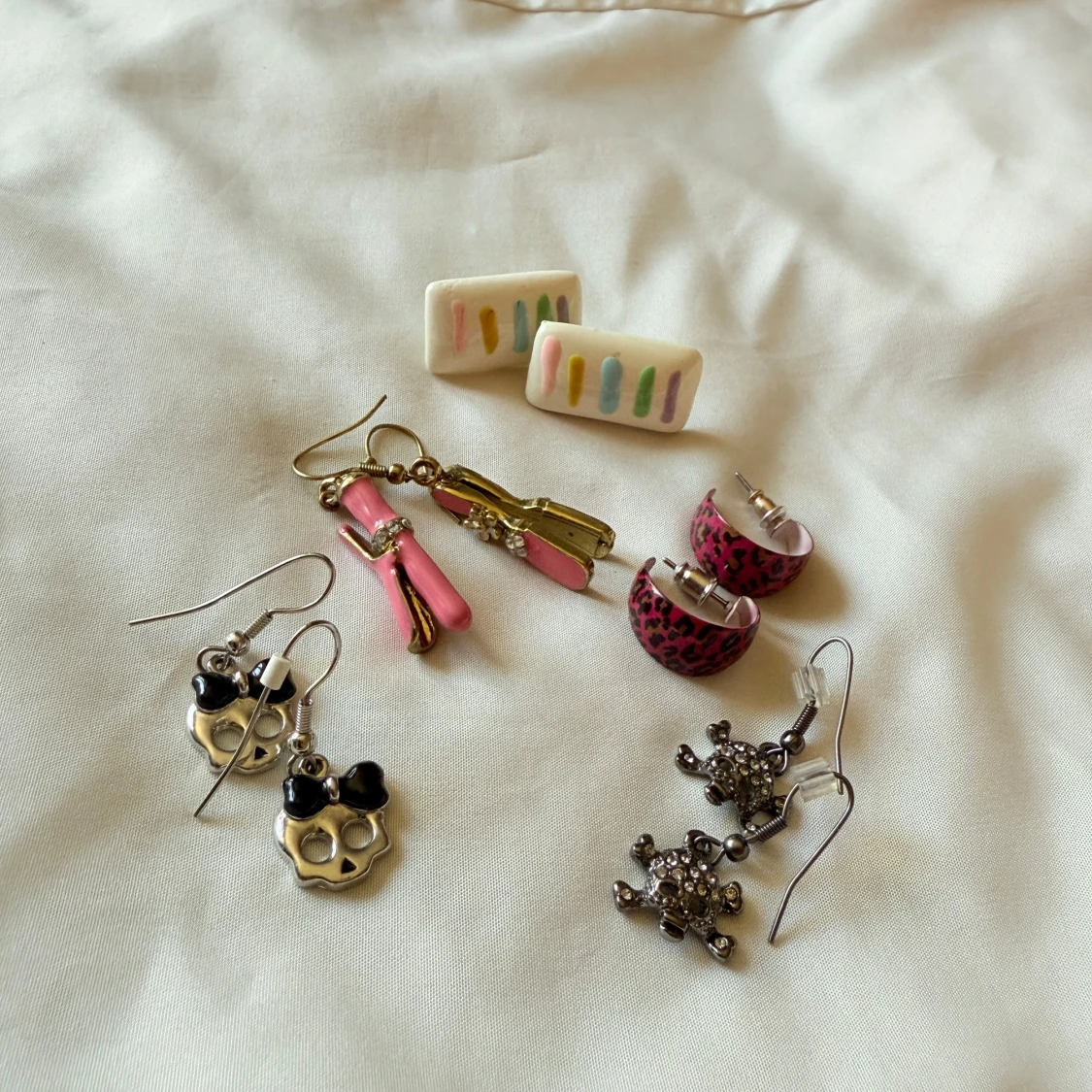 Färgglada örhängen i olika stilar