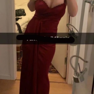 Vinröd balklänning  - Elegant vinröd balklänning i satin från Forever med smala axelband och draperad detalj.