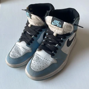 Nike Air Jordans i blått och vitt - Jordan 1 university blue high