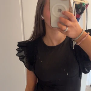 Amisu tröja  - Snygg figurnära tröja med volangärmar. Tröjan är i gott skick förutom en liten fläck som inte har försvunnit i tvätten när jag har tvättat den (bild 2) fläcken syns knappt 