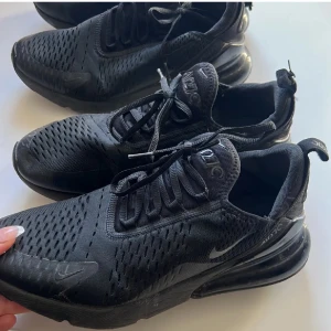 Nike 270 - Har ETT par kvar, de är sparsamt använda och jag kan skicka fler bilder vid förfrågan. STORLEK: 42.5. Båda HERR och DAM skor. Kan gå ner i pris vid snabb affär. Finns hål vid sidan av skon som syns på bild 2